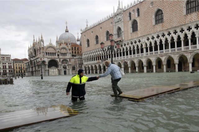 “Πνίγηκε” πάλι η Βενετία: Τρίτη πλημμύρα μέσα σε μια εβδομάδα