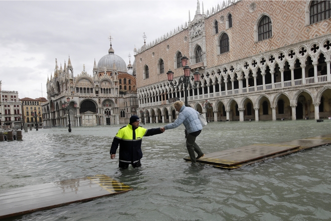“Πνίγηκε” πάλι η Βενετία: Τρίτη πλημμύρα μέσα σε μια εβδομάδα
