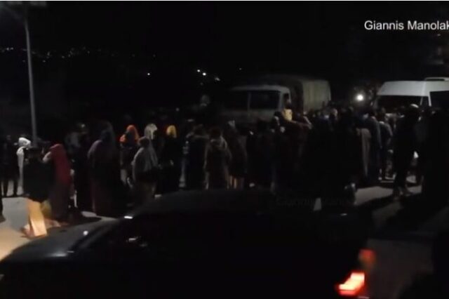 Πανηγυρισμοί στην ΒΙΑΛ για την αναχώρηση 140 προσφύγων για τον Πειραιά