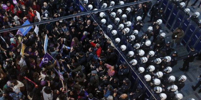 Τουρκία: Δακρυγόνα και πλαστικές σφαίρες σε διαδήλωση κατά της βίας σε βάρος των γυναικών