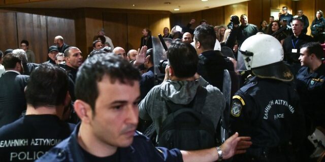 Δίκη Χρυσής Αυγής: Ένταση στην απολογία Μιχαλολιάκου – Ναζιστικός χαιρετισμός μέσα στο δικαστήριο