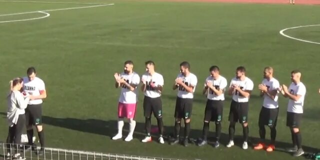 Χίος: Η πρόταση γάμου της χρονιάς έγινε σε γήπεδο από μία ολόκληρη 11άδα