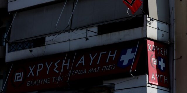 Με βανάκι και σαν τουρίστες έφτασαν έξω από τα γραφεία της Χρυσής Αυγής οι εμπρηστές