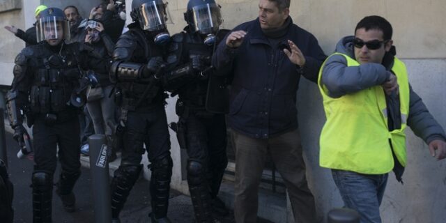 Γαλλία: Πάνω από 260 συλλήψεις στη διαμαρτυρία των “κίτρινων γιλέκων”