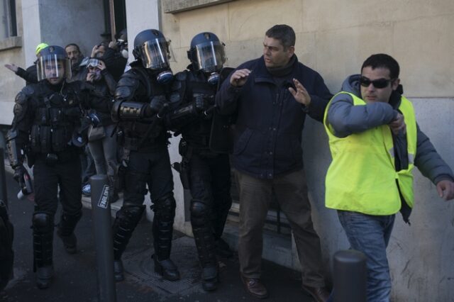 Γαλλία: Πάνω από 260 συλλήψεις στη διαμαρτυρία των “κίτρινων γιλέκων”