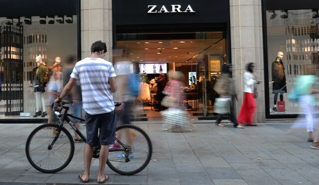 Zara: Το τραγούδι της Dua Lipa που ακούγεται σε όλα τα καταστήματα