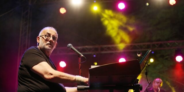 Θάνος Μικρούτσικος: Ο καλλιτεχνικός κόσμος αποχαιρετά τον αγαπημένο συνθέτη