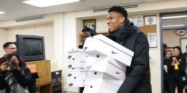 Γιάννης και Θανάσης Αντετοκούνμπο πήγαν παπούτσια σε κρατούμενους