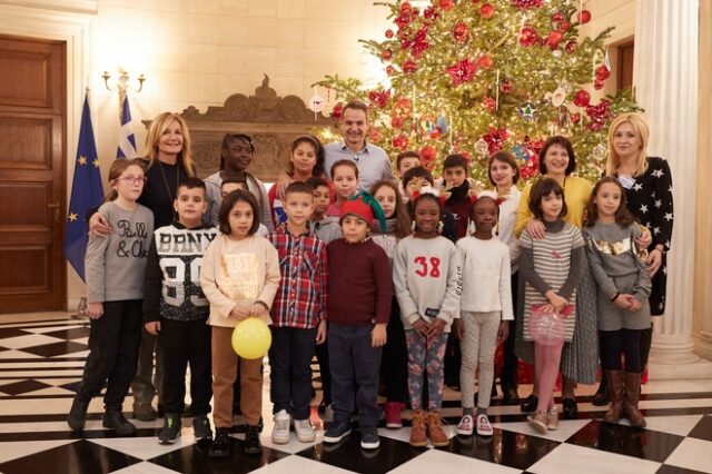 Στολισμός χριστουγεννιάτικου δένδρου στο Μαξίμου: Με τα παιδιά της “Κιβωτού” το πρωθυπουργικό ζεύγος