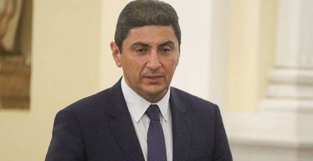 Σκληρή στάση Αυγενάκη
