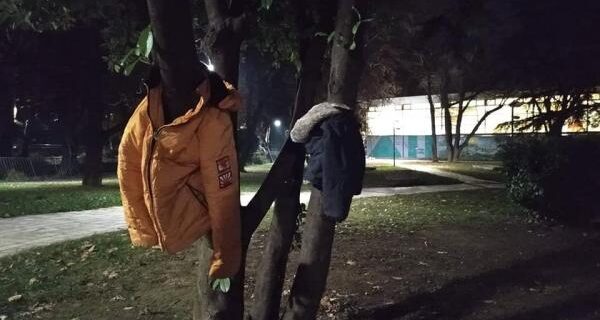 Έδεσσα: Μπουφάν στα δέντρα για να μη μείνει κανείς στο κρύο