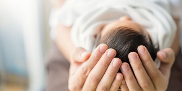 Ψηφίζεται σήμερα το επίδομα γέννησης των 2.000 ευρώ – Ποιοι το δικαιούνται