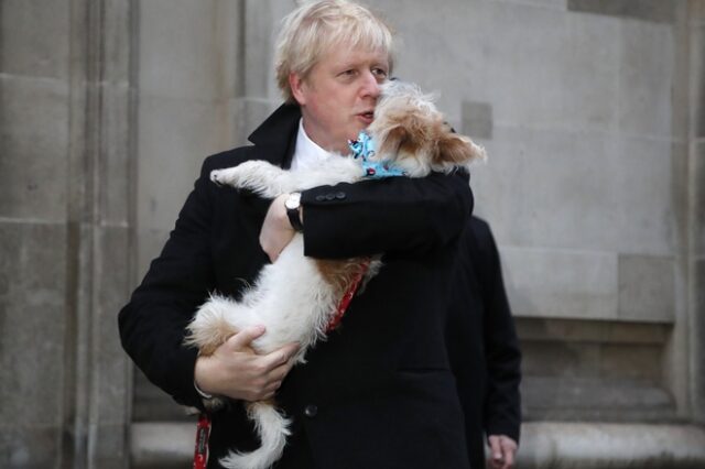 Εκλογές στη Βρετανία: Με το σκυλάκι του ψήφισε ο Τζόνσον