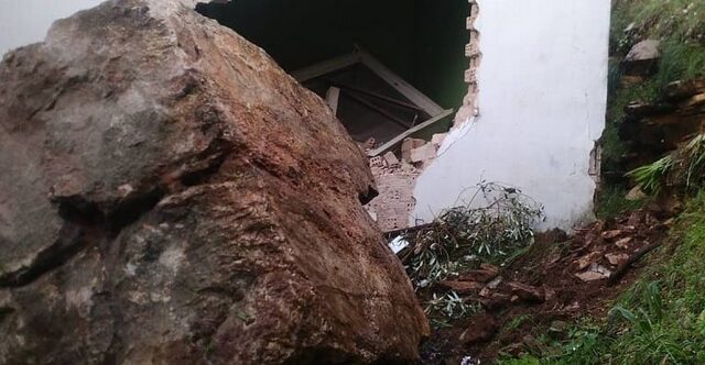Άρτα: Τεράστιος βράχος έπεσε με ορμή σε σπίτι – Ο τοίχος κατέρρευσε