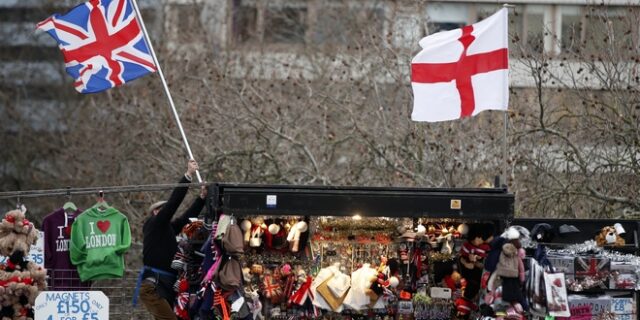 Η Μ. Βρετανία βάφτηκε μπλε, το Κόκκινο Τείχος “έπεσε”