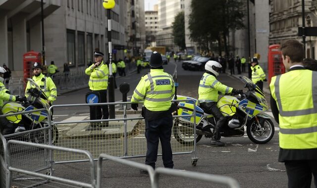 Συναγερμός στο Λονδίνο: Αυτοκίνητο έπεσε πάνω σε πεζούς – Αρκετοί τραυματίες