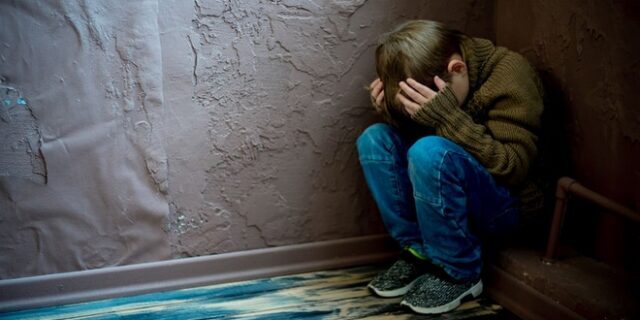 Λαμία – Ξυλοδαρμός 6χρονου: Η 13χρονη ξαδέλφη του το έσωσε από τη μητέρα του