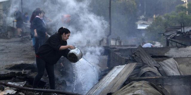 Χιλή: Φωτιά κατέστρεψε 150 σπίτια – 12 πυροσβέστες τραυματίες