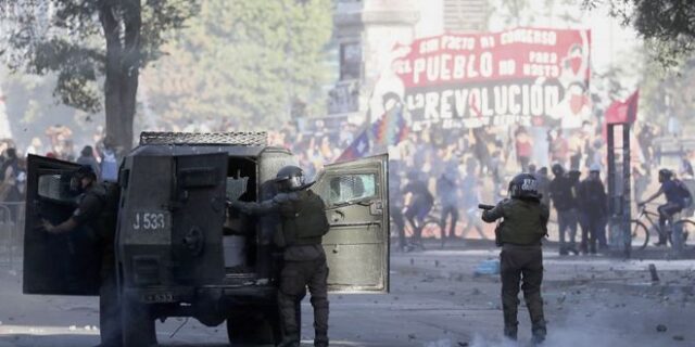 Χιλή: Σοκαριστικό βίντεο με αστυνομικές αύρες να τραυματίζουν σοβαρά διαδηλωτή