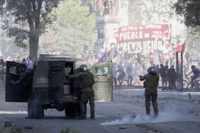 Χιλή: Σοκαριστικό βίντεο με αστυνομικές αύρες να τραυματίζουν σοβαρά διαδηλωτή