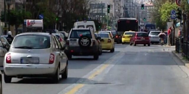 Οδήγηση από 17 ετών αλλά με συνοδηγό εξετάζει η κυβέρνηση