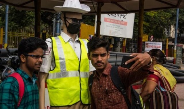 Ινδία: Ομοιώματα με αστυνομική στολή σε ρόλο τροχονόμου