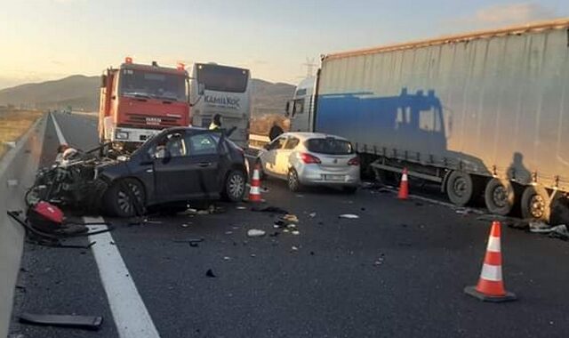 Σοκαριστικό τροχαίο στην Εγνατία με δύο νεκρούς – Τρία παιδιά τραυματίστηκαν