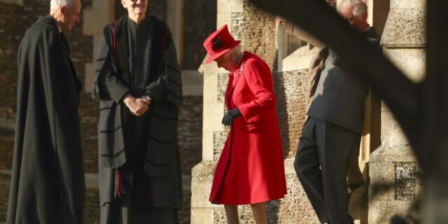 Βρετανία: Χωρίς τον σύζυγό της στη χριστουγεννιάτικη λειτουργία η βασίλισσα Ελισάβετ