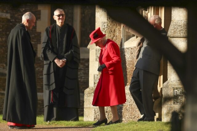 Βρετανία: Χωρίς τον σύζυγό της στη χριστουγεννιάτικη λειτουργία η βασίλισσα Ελισάβετ