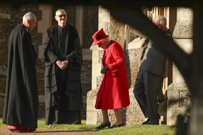 Βρετανία: Χωρίς τον σύζυγό της στη χριστουγεννιάτικη λειτουργία η βασίλισσα Ελισάβετ