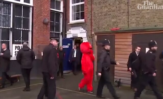 Εκλογές στη Βρετανία: Ο Elmo την “έπεσε” στον Κόρμπιν