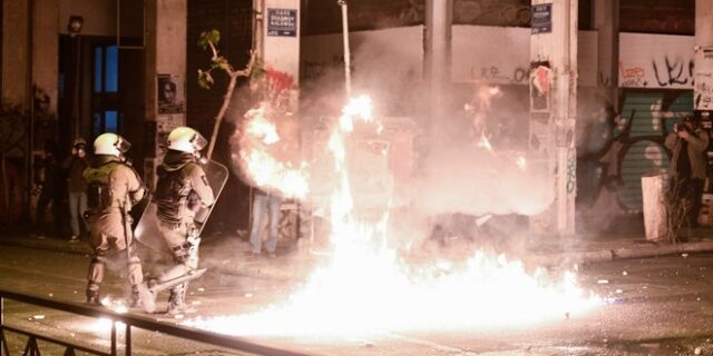 Δολοφονία Γρηγορόπουλου: Μολότοφ και πετροπόλεμος στα Εξάρχεια