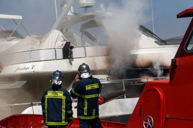Φωτιά σε σκάφος στη Μαρίνα Αλίμου