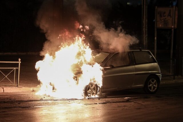 Κολωνάκι – Νύχτα εμπρησμών: Έκαψαν τρία αυτοκίνητα κοντά στην πρεσβεία των ΗΠΑ