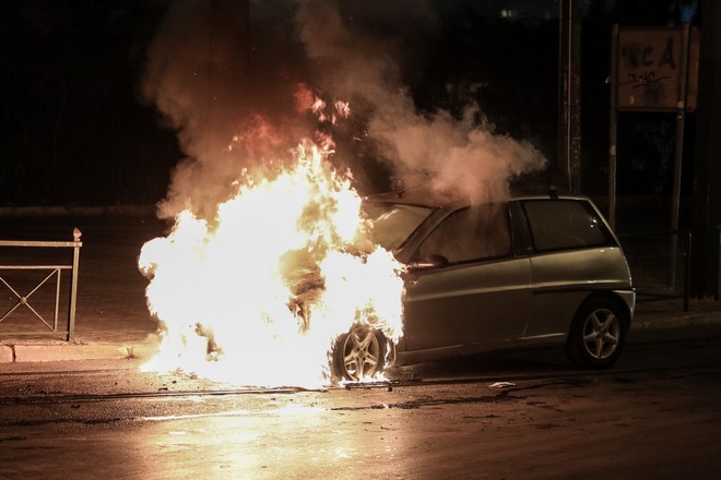 Κολωνάκι – Νύχτα εμπρησμών: Έκαψαν τρία αυτοκίνητα κοντά στην πρεσβεία των ΗΠΑ