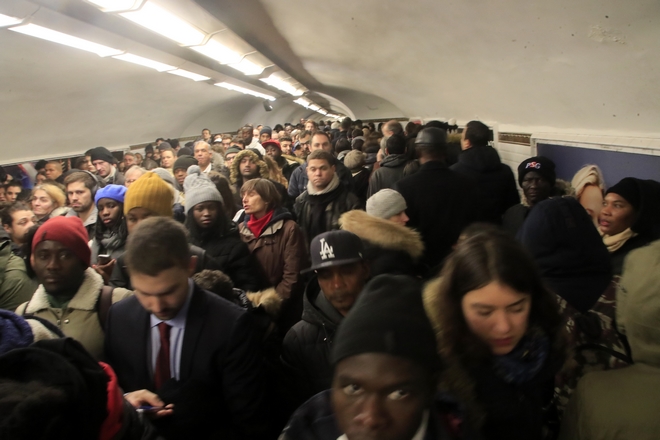 Συνεχίζεται η απεργία στη Γαλλία: Δεν θα σταματήσουν ούτε για τα Χριστούγεννα