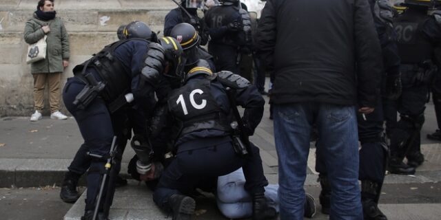Γαλλία: Άνδρας με μαχαίρι φώναζε σε αστυνομικούς “θα σας σκοτώσω”. Τον σκότωσαν