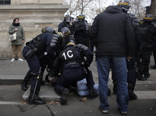 Γαλλία: Άνδρας με μαχαίρι φώναζε σε αστυνομικούς “θα σας σκοτώσω”. Τον σκότωσαν