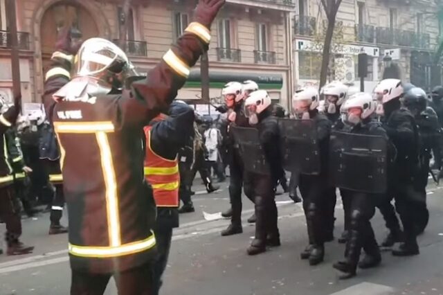 Διαδηλώσεις στη Γαλλία: Πυροσβέστες αναγκάζουν τα ΜΑΤ να οπισθοχωρήσουν