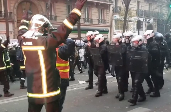 Διαδηλώσεις στη Γαλλία: Πυροσβέστες αναγκάζουν τα ΜΑΤ να οπισθοχωρήσουν
