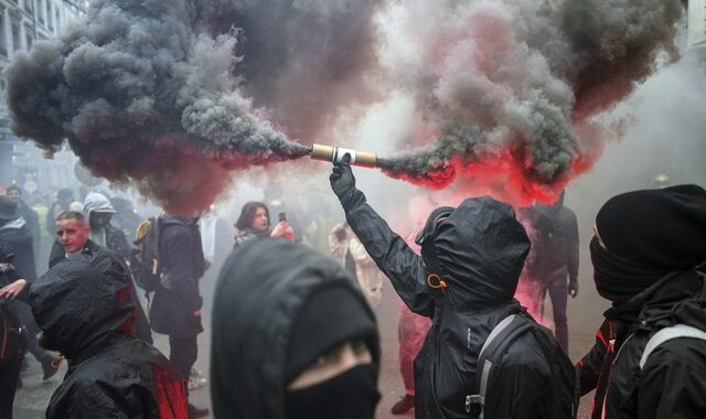 Γαλλία: Δακρυγόνα και βόμβες μολότοφ – Κόβεται το ρεύμα σε ένδειξη διαμαρτυρίας