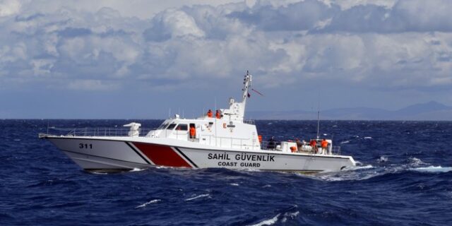 Καλόλιμνος: Έλληνας ψαράς “στολίζει” την τουρκική ακτοφυλακή που τον παρενόχλησε