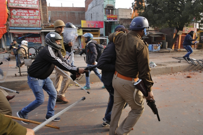 Ινδία: Τρεις νεκροί και εκατοντάδες συλλήψεις σε διαδηλώσεις