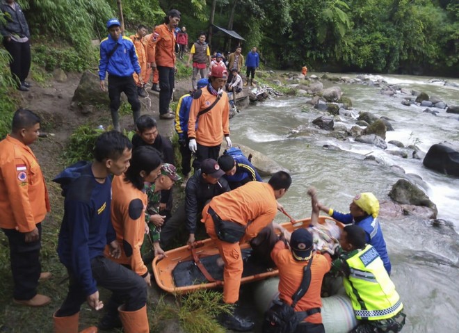 Ινδονησία: Στους 28 οι νεκροί από την πτώση λεωφορείου σε χαράδρα