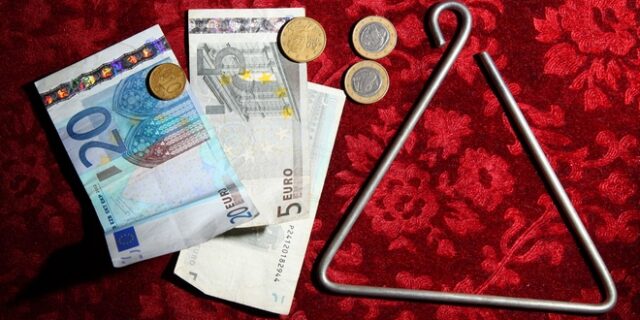 Τρεις ληστείες σε παιδιά που έλεγαν τα κάλαντα στην Αττική – Συνελήφθη 15χρονος