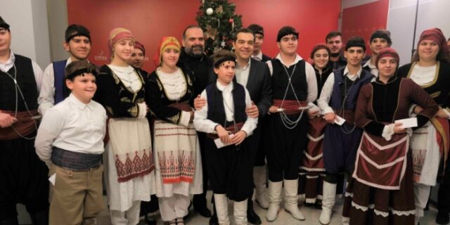 Τσίπρας: Ποντιακά κάλαντα, κρητικοί χοροί και το αστείο με ΑΕΚ και ΠΑΟΚ