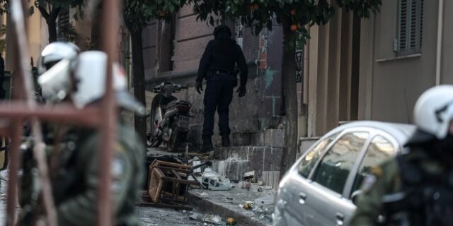 Δημήτρης Ινδαρές: Γνωστός σκηνοθέτης ξυλοκοπήθηκε στο Κουκάκι από την ΕΛΑΣ, μαζί με τα παιδιά του