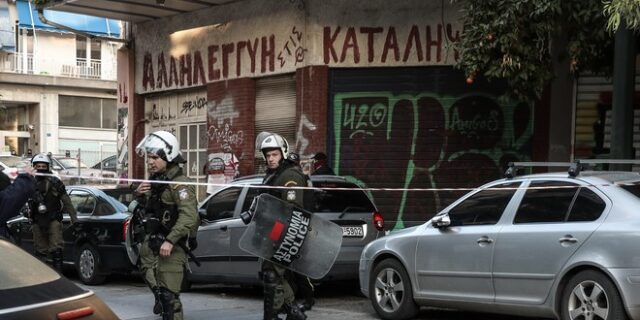 Κουκάκι: Τριπλή αστυνομική επιχείρηση εκκένωσης καταλήψεων – Ένταση και χρήση χημικών