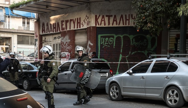 Κουκάκι: Τριπλή αστυνομική επιχείρηση εκκένωσης καταλήψεων – Ένταση και χρήση χημικών