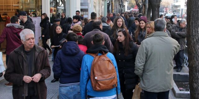 Χριστούγεννα: Τι ώρα κλείνουν σήμερα τα καταστήματα – Ανοιχτά την Κυριακή
